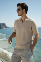Man in zip-polo op luxe balkon
